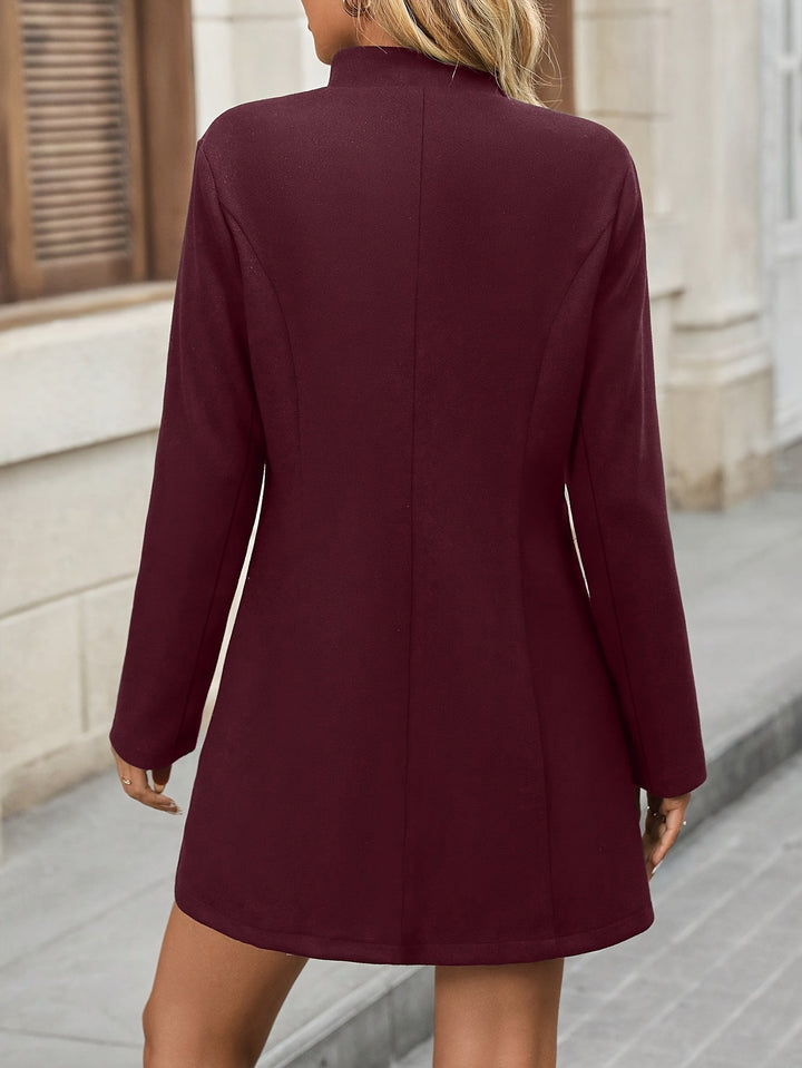 Manteau élégant à col droit et boutons classiques