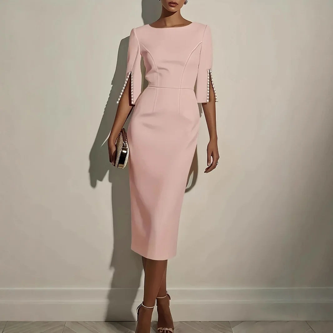 Robe élégante mi-longue à manches fendues ornées de perles